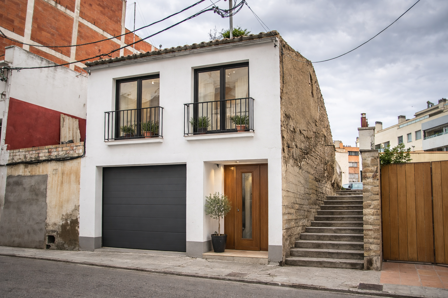 Construcción de casa moderna de dos plantas